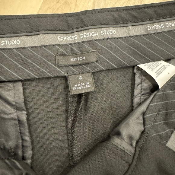 Express Design Studio Editor Pleated Shorts size 2 - Picture 6 of 7